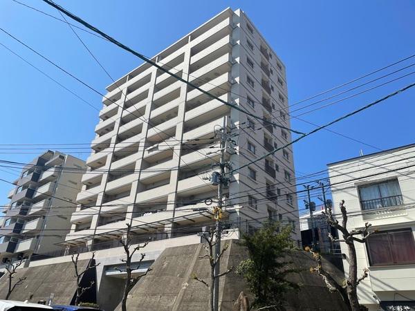 穏やかな色調のシンプルな外観