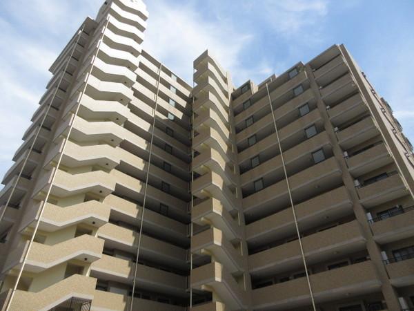 総タイル貼りの風格ある外観☆