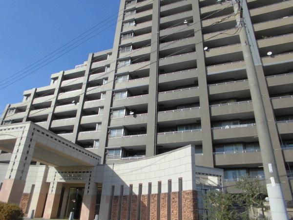 南向きのバルコニーは陽当たりが良く眺望も