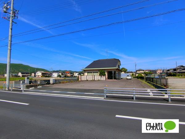 間口も広くお客様のお車の出入りも楽々です♪