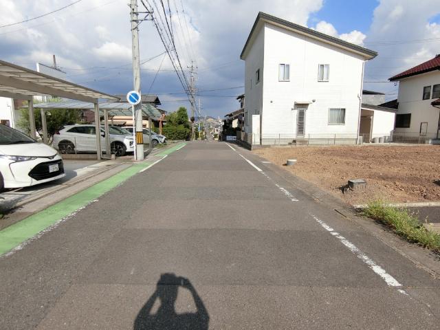那加不動丘２丁目１６３番土地 前面道路含む現地写真
