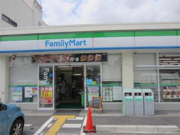 ファミリーマート 淀川区役所前店：1077m