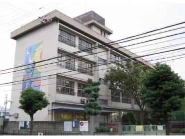 豊中市立小曽根小学校：271m