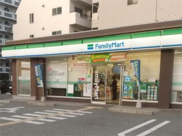 ファミリーマート 東三国六丁目店：168m