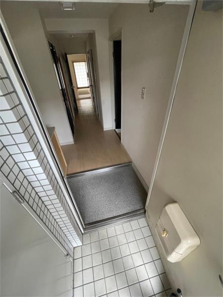ロワイヤル北八代 玄関