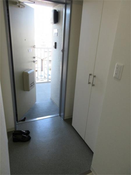 テルツォ南新在家 玄関