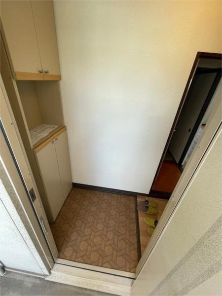 メゾン八代 玄関