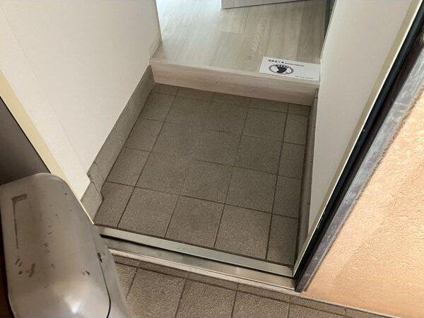 ハイツ室川I 玄関