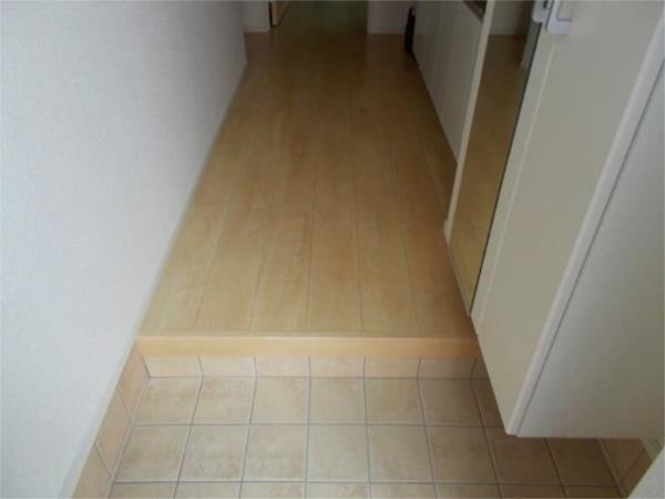 ソリッソ三条 玄関