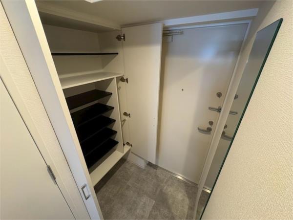 セレニテ西元町アリエ 玄関