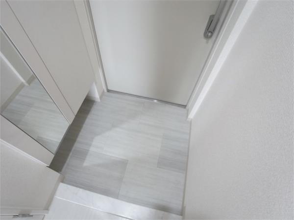 エル・イソベ三宮 玄関