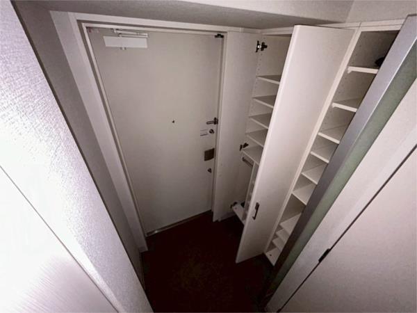 クロスレジデンス神戸元町 玄関