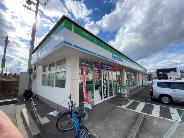 ファミリーマート 姫路中島店：444m
