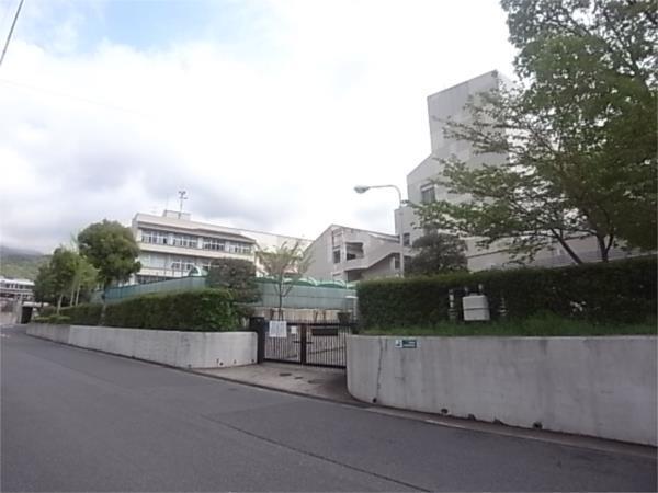 神戸市立本山南中学校：279m