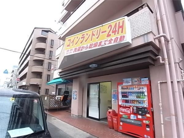 コインランドリー：61m