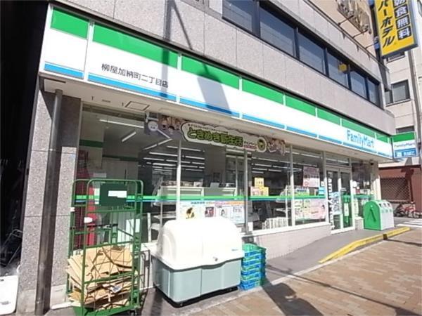 ファミリーマート：126m