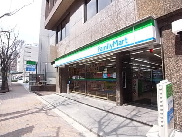 ファミリーマート：216m