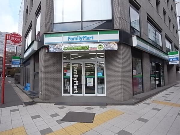 ファミリーマート：142m