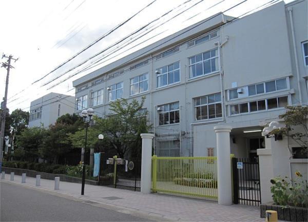 湊川中学校：403m