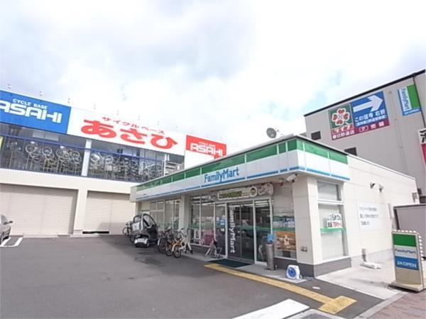 ファミリーマート：482m