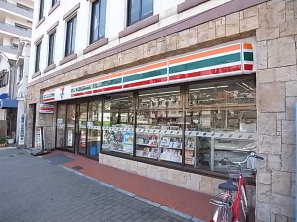 セブンイレブン：271m