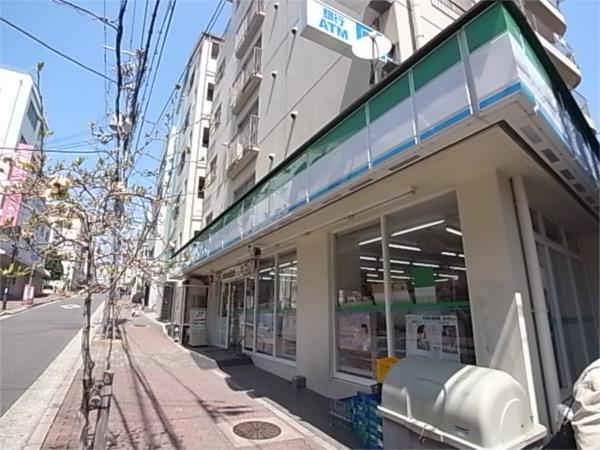 ファミリーマート：317m