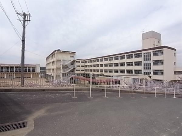 神戸市立桃山台中学校：1016m