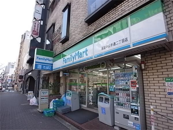 ファミリーマート：159m
