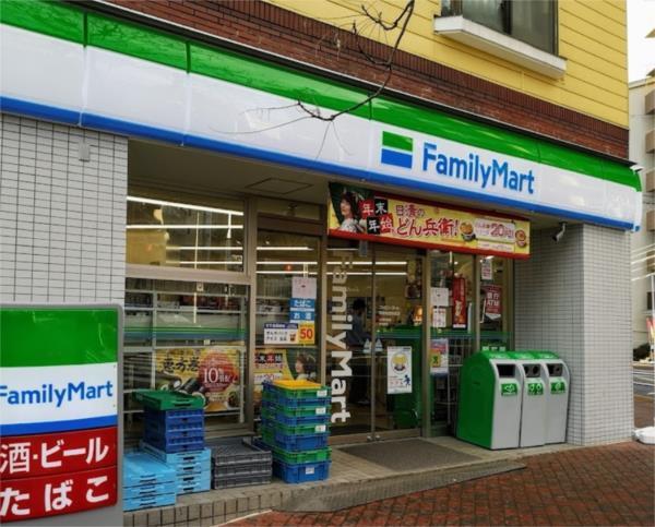 ファミリーマート 阪神岩屋駅前店：330m