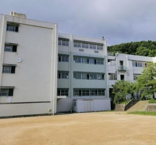 西宮市立生瀬小学校：1078m