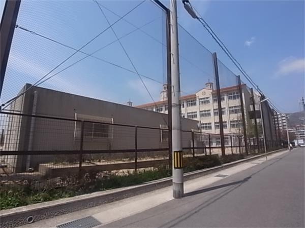 神戸市立本庄小学校：824m