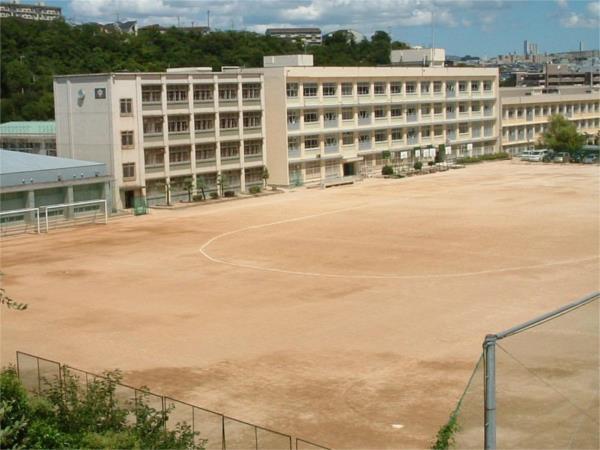神戸市立舞子中学校：849m