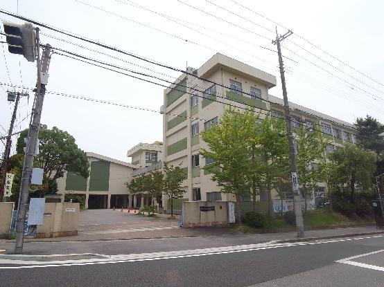 明石市立松が丘小学校：858m