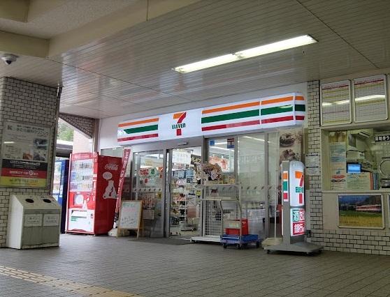 セブンイレブン 神鉄岡場駅店：447m