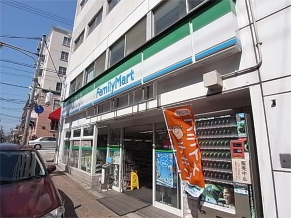 ファミリーマート：227m