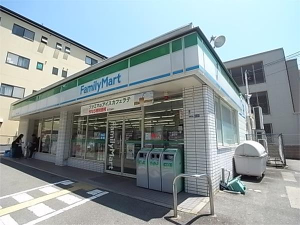 ファミリーマート　神鉄谷上駅前店：606m