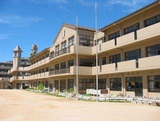会下山小学校：345m