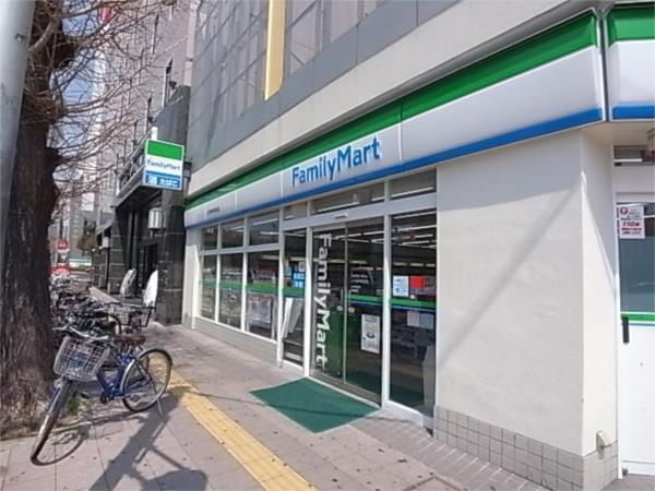 ファミリーマート：235m