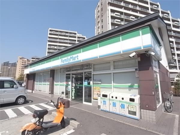 ファミリーマート 新在家南町一丁目店：317m