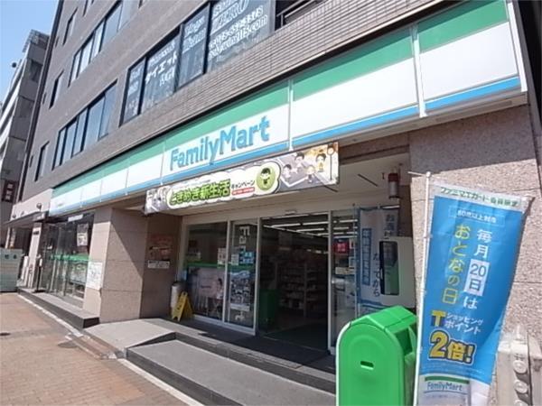 ファミリーマート：226m