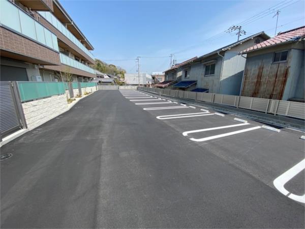 オカバ姫路青山シャーメゾン B棟 駐車場