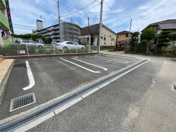 グラースアンジュD 駐車場