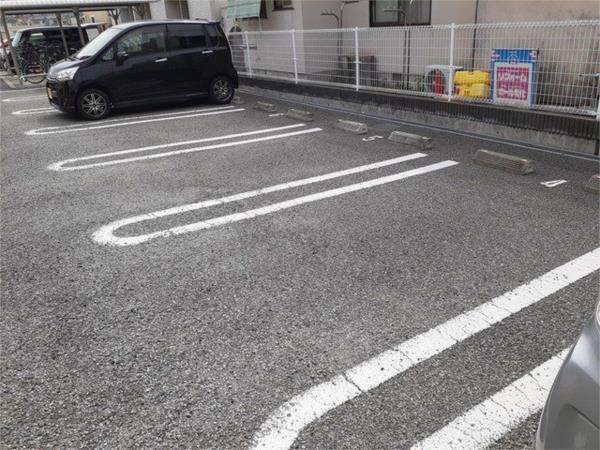 モンシェリー御立A棟 駐車場