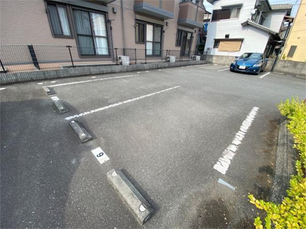 ジュネス谷川 駐車場