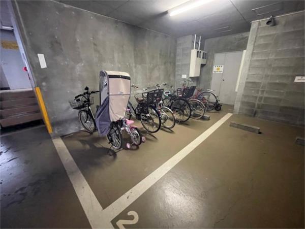 メゾン・セルベイル 駐車場
