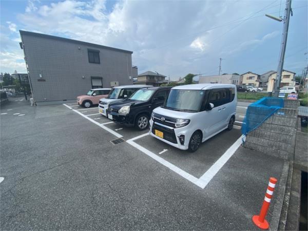 メゾン鷹取 駐車場