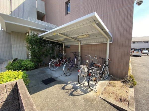 ドゥジェーム・パレー 駐車場