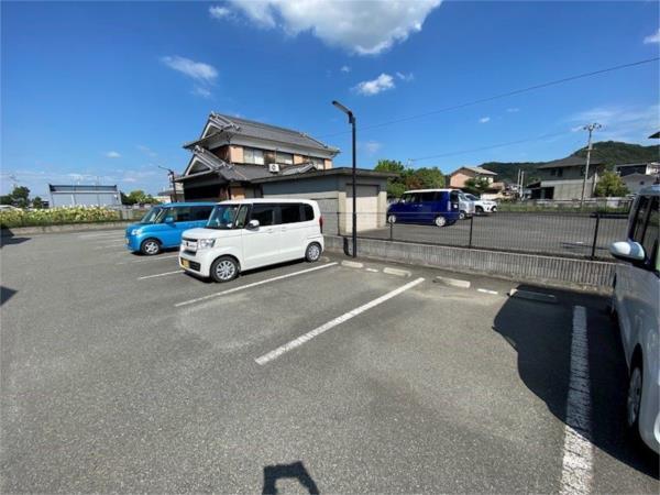 セジュール砥堀　A棟 駐車場