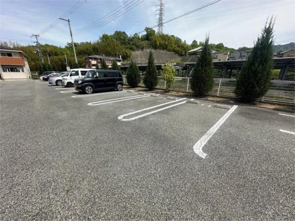 アンジュール 駐車場