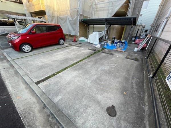 イースト・フィオーレ 駐車場